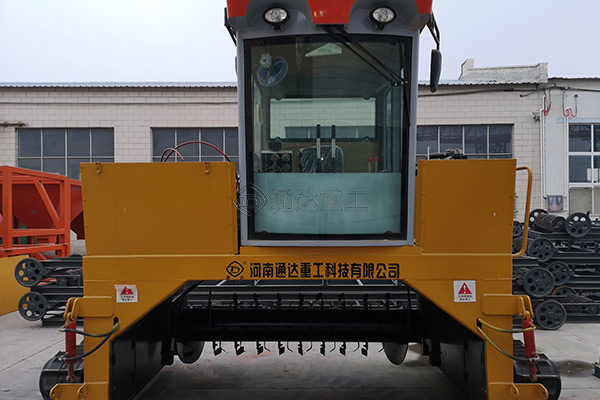 牛糞履帶翻堆機